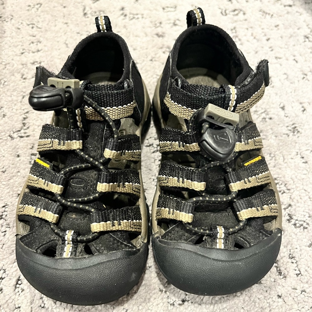 Keen Newport H2 black and olive green sandals worn once sz9 LIKE NEW